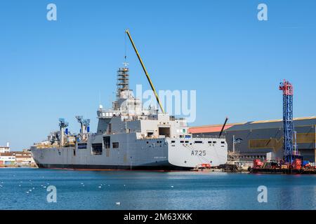 La petroliera di rifornimento della marina Jacques Chevallier è in costruzione nel cantiere navale Chantiers de l'Atlantique a Saint-Nazaire, Francia. Foto Stock