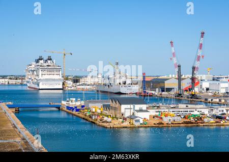 La nave da crociera MSC Euribia e la nave navale Jacques Chevallier in costruzione nel cantiere navale Chantiers de l'Atlantique a Saint-Nazaire, Francia Foto Stock