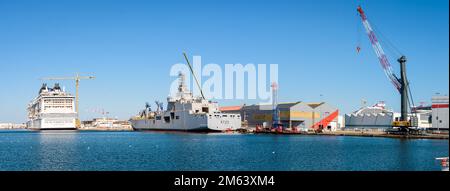 La nave da crociera MSC Euribia e la nave navale Jacques Chevallier in costruzione nel cantiere navale Chantiers de l'Atlantique a Saint-Nazaire, Francia Foto Stock