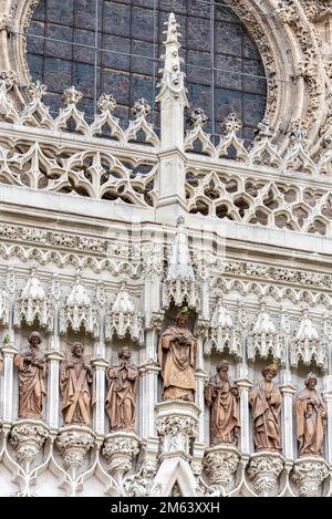 Dettagli della facciata sulla Cattedrale di Siviglia di Santa Maria del See a Siviglia, Andalusia, Spagna, la più grande chiesa gotica Foto Stock