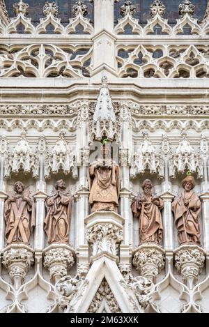 Dettagli della facciata sulla Cattedrale di Siviglia di Santa Maria del See a Siviglia, Andalusia, Spagna, la più grande chiesa gotica Foto Stock