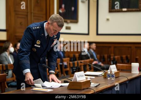 Air Force Gen. Tod D. Wolters, comandante, USA Il comando europeo, e il comandante supremo alleato della NATO Europa, si prepara a fornire testimonianza in un House Armed Services Committee che si occupa delle sfide della sicurezza nazionale e dell'attività militare degli Stati Uniti in Europa, 2118 Rayburn House Office Building, Washington, D.C. Foto Stock