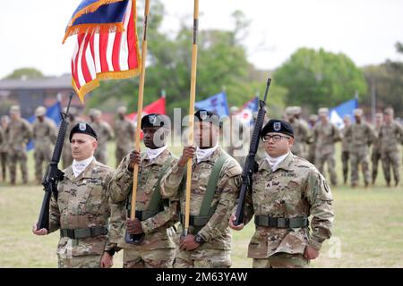 La Guardia a colori del 1st Battaglione, 13th Aviation Regiment si trova nella posizione di attenzione durante una cerimonia di cambio di responsabilità presso l'Howze Parade Field, Fort Rucker, Alabama, 30 marzo 2022. Foto Stock