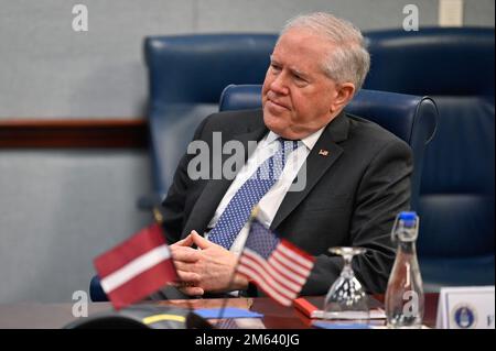 Il Segretario dell'Aeronautica Frank Kendall ascolta il Dr. Artis Pabriks, ministro della Difesa e vice primo ministro della Lettonia, durante un incontro al Pentagono, Arlington, Virginia, 30 marzo 2022. Kendall e Pabrik hanno discusso del partenariato NATO e dell'invasione russa dell'Ucraina. Foto Stock