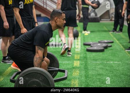 Robert Davis, assegnato a 593rd Field Feeding Company, 10th Division Sostainment Troules Battalion, 10th Mountain Division, esegue un deadlift, durante una sessione di addestramento fisico di gruppo, il 30 marzo 2022, a Fort Drum, New York. Gli Stati Uniti Il comando delle forze armate e il capo del XVIII corpo di trasporto aereo (Army Forces Command), i sergente di gestione culinaria Major, insieme ad altri dirigenti senior, hanno visitato i soldati della 10th Mountain Division. Foto Stock