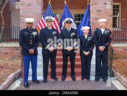 220330-N-PU674-1031 PENSACOLA, FLA. (30 marzo 2022) da sinistra, Maj. Larry Black, Lt. Michael Ziarek, Senior Chief Musician Christopher Sams, Aviation Support Equipment Technician 1st Class Beatriz Cruz e Aviation Boatswain's Mate (Handling) 2nd Class Joshua Tayag sono riconosciuti come Naval Education and Training Command (NETC) 2021 Military Instructors of the Year durante una cerimonia nel cortile del quartier generale DI NETC. Foto Stock