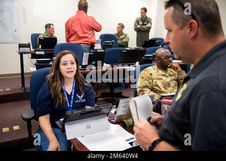 Angelina Casarez (a sinistra), 502nd Air base Wing Public Affairs Vice Chief, discute tattiche di scenario con Benjamin Faske (a destra), 12th Fighter Wing Public Affairs Chief, durante un importante esercizio di risposta agli incidenti, 30 marzo 2022, presso la Joint base San Antonio-Randolph, Texas. Mares dimostra la capacità delle forze di risposta alle catastrofi della JBSA di valutare e rispondere a un incidente aereo. L'ala base aerea 502nd ha lavorato insieme al Dipartimento dei vigili del fuoco di Schertz, all'ala di addestramento volante 12th e all'ala medica 59th per convalidare il supporto necessario durante un incidente simulato. Foto Stock