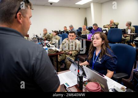 Angelina Casarez (a destra), 502nd Air base Wing Public Affairs Vice Chief, discute tattiche di scenario con Benjamin Faske (a sinistra), 12th Fighter Wing Public Affairs Chief, durante un importante esercizio di risposta agli incidenti, 30 marzo 2022, presso la Joint base San Antonio-Randolph, Texas. Mares dimostra la capacità delle forze di risposta alle catastrofi della JBSA di valutare e rispondere a un incidente aereo. L'ala base aerea 502nd ha lavorato insieme al Dipartimento dei vigili del fuoco di Schertz, all'ala di addestramento volante 12th e all'ala medica 59th per convalidare il supporto necessario durante un incidente simulato. Foto Stock