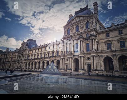 Vista all'aperto sul Museo del Louvre di Parigi, Francia. L'edificio storico del palazzo Foto Stock