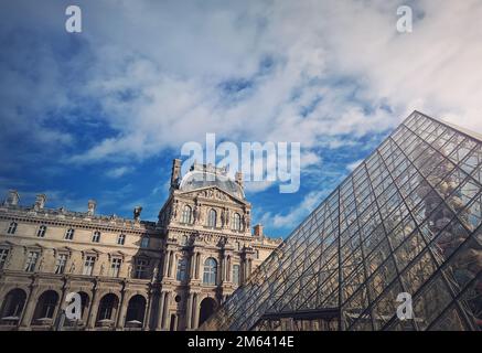 Vista all'aperto sul Museo del Louvre di Parigi, Francia. Il palazzo storico con la moderna piramide di vetro nel centro Foto Stock