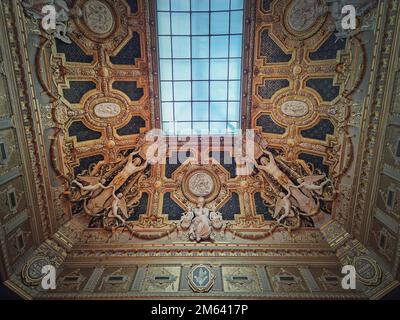 Soffitto dorato con dettagli architettonici del Salon Carre all'interno del museo del Louvre, Parigi, Francia. Ornamenti dorati con sculture dedicate a Murill Foto Stock