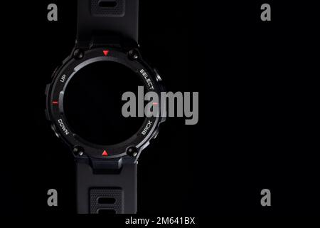 Smart Watch Concept su sfondo nero, display spento. Foto Stock