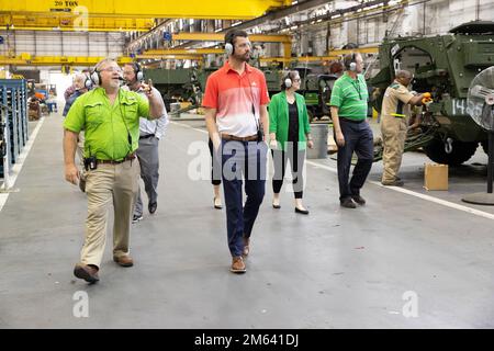 Greg Lupton, secondo da sinistra, vice al comandante dell'Arsenale di Rock Island ha girato Anniston Army Depot 30 marzo 2022. La sua seconda tappa del tour è stata il Combat Vehicle Repair Facility. Foto Stock