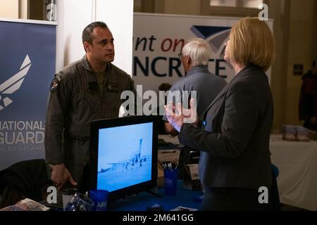 I recruiters della 137th Special Operations Wing parlano con i partecipanti di AERO Oklahoma presso l'edificio del Campidoglio di Oklahoma City, 30 marzo 2022. Lo scopo della giornata era di riconoscere l’aviazione dello Stato, il settore aerospaziale, E l'industria della difesa come motore economico vitale per lo stato e ha offerto ai funzionari dell'industria un'opportunità unica di riunirsi e incontrare i legislatori statali e altri funzionari eletti per mostrare loro in prima persona come l'industria continua a consolidare l'Oklahoma come leader mondiale nel settore dell'aviazione, dell'aerospaziale, e aerospaziale e difesa. (Foto della Guardia Nazionale dell'Oklahoma Air Foto Stock