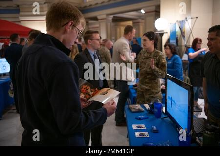 I recruiters della 137th Special Operations Wing parlano con i partecipanti di AERO Oklahoma presso l'edificio del Campidoglio di Oklahoma City, 30 marzo 2022. Lo scopo della giornata era di riconoscere l’aviazione dello Stato, il settore aerospaziale, E l'industria della difesa come motore economico vitale per lo stato e ha offerto ai funzionari dell'industria un'opportunità unica di riunirsi e incontrare i legislatori statali e altri funzionari eletti per mostrare loro in prima persona come l'industria continua a consolidare l'Oklahoma come leader mondiale nel settore dell'aviazione, dell'aerospaziale, e aerospaziale e difesa. (Foto della Guardia Nazionale dell'Oklahoma Air Foto Stock