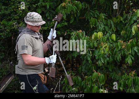 STATI UNITI Andrew White, l'ufficiale non commissionato responsabile dell'armeria per lo Squadrone delle forze di sicurezza del 36th, trasporta un pezzo di detriti durante un evento di pulizia al Combat Arms Training and Maintenance della base dell'aeronautica militare Andersen, Guam, 30 marzo 2022. La gamma CATM di Andersen AFB è utilizzata da membri di tutti gli squadroni, e lo scopo è quello di garantire che tutte le armi utilizzate dal personale 36th Wing siano funzionali, mantenute e pronte quando gli Airmen sono chiamati al servizio. Foto Stock