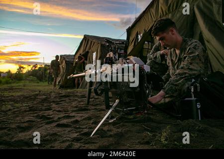 STATI UNITI Chance Bellas, ingegnere di combattimento con Littoral Engineer Reconnaissance Team, 9th Engineer Support Battalion, 3D Marine Logistics Group assembla un VAPOR 55, un piccolo sistema di aerei senza equipaggio attualmente in fase di sperimentazione con il Naval Research Lab, durante il Balikatan 22 a Claveria, Filippine, 30 marzo 2022. Balikatan è un esercizio annuale tra le forze Armate delle Filippine e l'esercito degli Stati Uniti progettato per rafforzare l'interoperabilità bilaterale, le capacità, la fiducia e la cooperazione costruita nel corso di decenni di esperienze condivise. Balikatan, Tagalong per «spalla-t Foto Stock