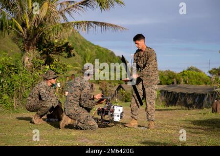 STATI UNITI Corpo marino 1st Lt. Brandon Cavil, sinistra, allerta comandante squadra, CPL. Ethan Magnuson, centro, Chance Bellas, Right, Combat Engineer, tutto con Littoral Engineer Reconnaissance Team, 9th Engineer Support Battalion, 3D Marine Logistics Group assemblare un VAPOR 55, un piccolo sistema di aerei senza equipaggio attualmente in fase di sperimentazione con il Naval Research Lab, durante il Balikatan 22 a Claveria, Filippine, 30 marzo 2022. Balikatan è un esercizio annuale tra le forze armate delle Filippine e militari statunitensi, progettato per rafforzare l'interoperabilità bilaterale, capabilit Foto Stock