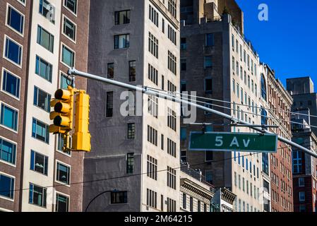 Quinta Avenue strada segno, New York City, Stati Uniti d'America Foto Stock