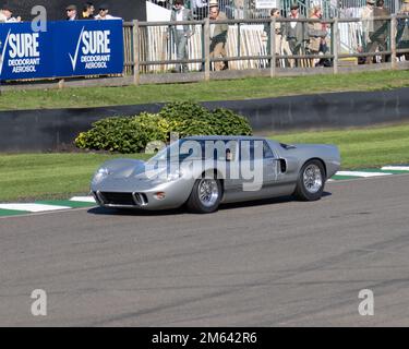 Una Ford d'argento GT40 auto sportiva al Goodwood Revival 2022 Foto Stock