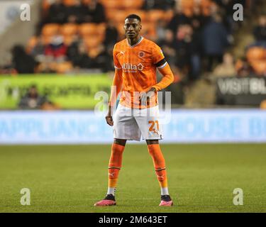 Blackpool, Regno Unito. 02nd Jan, 2023. Marvin Ekpiteta #21 di Blackpool durante la partita del Campionato Sky Bet Blackpool vs Sunderland a Bloomfield Road, Blackpool, Regno Unito, 1st gennaio 2023 (Foto di Mark Cosgrove/News Images) a Blackpool, Regno Unito il 1/2/2023. (Foto di Mark Cosgrove/News Images/Sipa USA) Credit: Sipa USA/Alamy Live News Foto Stock