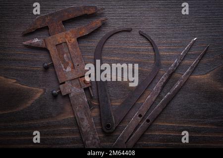 Versione orizzontale di pinze a scorrimento arrugginite su legno d'epoca. Foto Stock