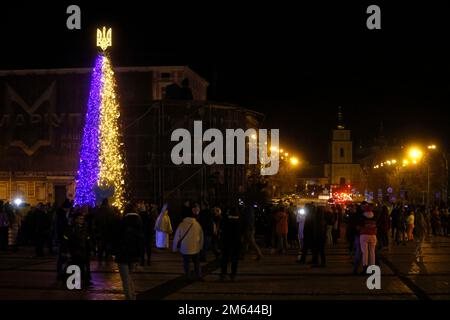 KIEV, UCRAINA - 31 DICEMBRE 2022 - l'albero di Natale sormontato dallo stemma ucraino è visto in piazza Sofiika durante il 2023 Capodanno celebrati Foto Stock