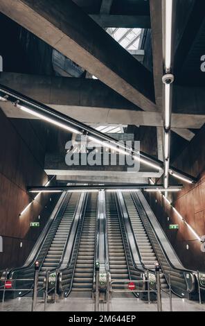 Uno scatto verticale dell'Escalator alla stazione della linea 4 della metropolitana Fovam ter a Budapest, Ungheria Foto Stock