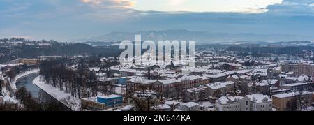 Panorama di Cesky Tesin e Olza fiume in inverno Foto Stock