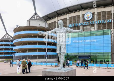 Vincent Kompany,leggenda,capitano,statua,fuori,AT,Etihad Stadium,Manchester City,Manchester City Football club,tifosi,Manchester,città,centro,centro,nord-ovest, Inghilterra,nord-ovest, inglese,città inglese,Levelling Up,Greater Manchester, GB,Gran Bretagna,Gran Bretagna,britannica,Regno Unito,Regno Unito,città inglese, Foto Stock