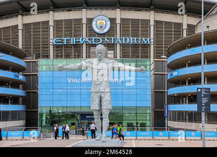 Vincent Kompany,leggenda,capitano,statua,fuori,AT,Etihad Stadium,Manchester City,Manchester City Football club,tifosi,Manchester,città,centro,centro,nord-ovest, Inghilterra,nord-ovest, inglese,città inglese,Levelling Up,Greater Manchester, GB,Gran Bretagna,Gran Bretagna,britannica,Regno Unito,Regno Unito,città inglese, Foto Stock