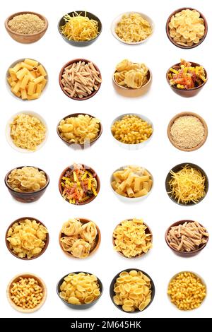 Collage di diversi tipi di pasta italiana in ciotole su fondo bianco Foto Stock