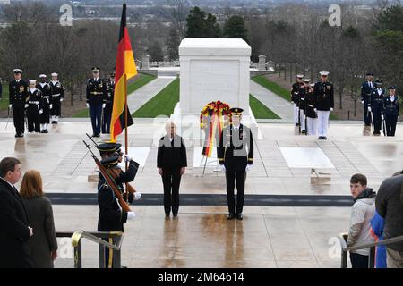 Christine Lambrecht, ministro federale della Difesa tedesco, ha prestato una corona alla Tomba del Milite Ignoto al cimitero nazionale di Arlington, Arlington, Virginia, 30 marzo 2022. Questo evento è stato ospitato dal generale Allan M. Pepin, comandante generale, Joint Task Force-National Capital Region/U.S. Esercito militare Distretto di Washington. Foto Stock
