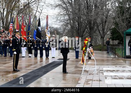 Christine Lambrecht, ministro federale della Difesa tedesco, ha prestato una corona alla Tomba del Milite Ignoto al cimitero nazionale di Arlington, Arlington, Virginia, 30 marzo 2022. Questo evento è stato ospitato dal generale Allan M. Pepin, comandante generale, Joint Task Force-National Capital Region/U.S. Esercito militare Distretto di Washington. Foto Stock