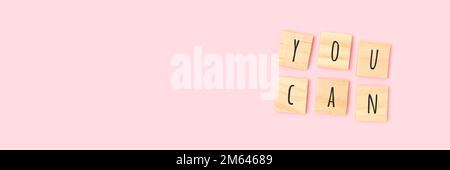È possibile. Banner con citazione in blocchi di legno con lettere su sfondo rosa. Posiziona per testo. Foto Stock