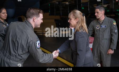 Elizabeth Durham-Ruiz, direttore del comando strategico degli Stati Uniti di comando, controllo, comunicazioni e sistemi informatici, è presentato ai membri dell'equipaggio alla base dell'aeronautica militare di Barksdale, Louisiana, 30 marzo 2022. Durham-Ruiz ha la sola responsabilità di sviluppare, coordinare e implementare gli Stati Uniti Supporto dell'ambiente informativo aziendale del comando strategico per le iniziative, le politiche e le linee guida del responsabile delle informazioni DoD. Foto Stock