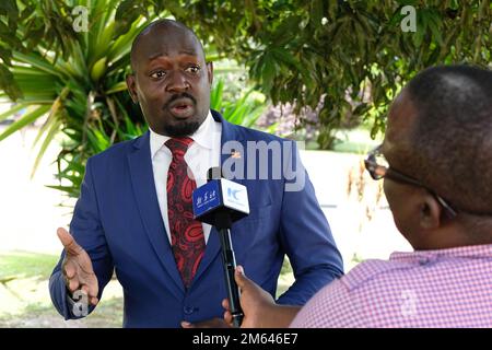 Wakiso, Uganda. 21st Dec, 2022. Peter Muyimbo, coordinatore della terza fase della regione ugandese nell'ambito del programma ONU per l'alimentazione e l'agricoltura (FAO)-Cina Sud-Sud, parla a Xinhua presso il Centro di ricerca e sviluppo dell'acquacoltura di Kajjansi, distretto di Wakiso, Uganda, il 21 dicembre 2022. PER ANDARE CON 'caratteristica: La Cina si muove alla produzione agricola veloce in Uganda' Credit: Hajarah Nalwadda/Xinhua/Alamy Live News Foto Stock
