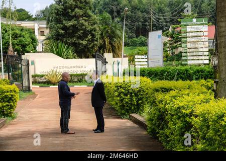 Wakiso, Uganda. 21st Dec, 2022. Chen Taihua (L), esperto agricolo cinese, parla con Zhang Xiaoqiang, capo del team agricolo cinese per la terza fase nell'ambito del programma ONU per l'alimentazione e l'agricoltura (FAO)-Cina Sud-Sud, presso il Centro di ricerca e sviluppo dell'acquacoltura di Kajjansi, distretto di Wakiso, Uganda, il 21 dicembre 2022. PER ANDARE CON 'caratteristica: La Cina si muove alla produzione agricola veloce in Uganda' Credit: Hajarah Nalwadda/Xinhua/Alamy Live News Foto Stock