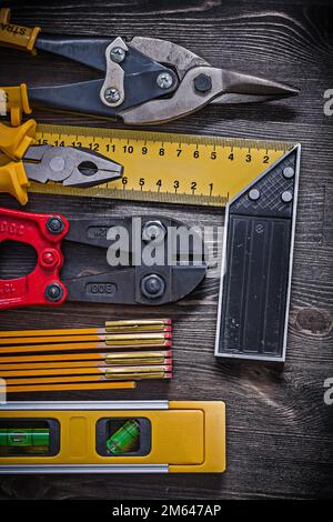 Pinza per righelli quadrati livello di costruzione cesoie in legno metri in stagno. Foto Stock