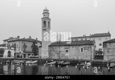 Porto di Lazise sul Lago di Garda, a destra della chiesa di San Nicolò, Lazise, provincia di Verona, Italia settentrionale, Europa, Foto Stock