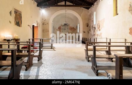 Interno della piccola chiesa di San Nicolò situata nel porto di Lazise e risalente al 12th ° secolo - Lazise, provincia di Verona, Italia settentrionale Foto Stock