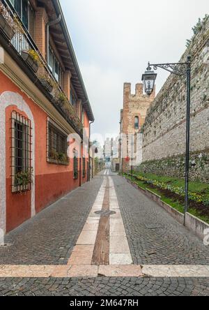 Centro storico della pittoresca cittadina di Lazise sul Lago di Garda nella stagione invernale. Lazise, provincia di Verona, Italia settentrionale - 21 gennaio 2022 Foto Stock
