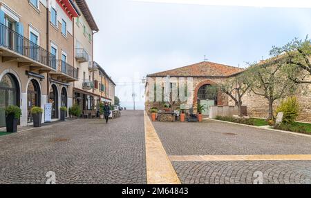 Centro storico della pittoresca cittadina di Lazise sul Lago di Garda nella stagione invernale. Lazise, provincia di Verona, Italia settentrionale - 21 gennaio 2022 Foto Stock