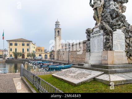 Porto di Lazise sul Lago di Garda, con la chiesa di San Nicolò, Lazise, provincia di Verona, Italia settentrionale, Europa Foto Stock