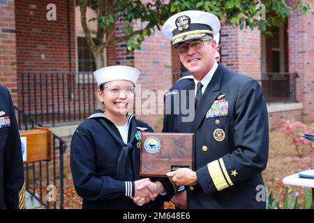 220330-N-PU674-1023 PENSACOLA, FLA. (30 marzo 2022) posteriore ADM. Pete Garvin, comandante, Naval Education and Training Command (NETC), a destra, presenta una targa per l'Aviation Support Equipment Technician 1st Classe Beatriz Cruz durante la cerimonia 2021 Military Instructor of the Year (MIOY) nel cortile della sede DI NETC. Cruz, un istruttore per il Center for Naval Aviation Technical Training Unit North Island, è stato selezionato come Midgrade arruolato MIOY. Foto Stock