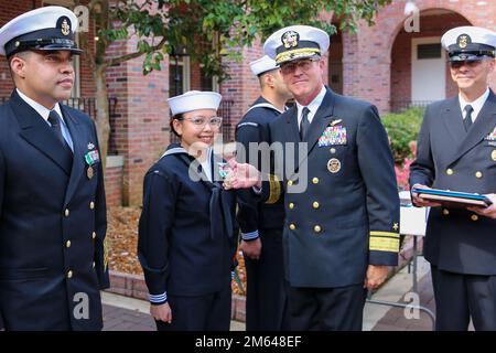 220330-N-PU674-1021 PENSACOLA, FLA. (30 marzo 2022) posteriore ADM. Pete Garvin, comandante, Naval Education and Training Command (NETC), a destra, presenta la Medaglia di commendenza della Marina e del corpo Marino al tecnico dell'attrezzatura di supporto dell'aviazione 1st Classe Beatriz Cruz durante la cerimonia 2021 Military Instructor of the Year (MIOY) nel cortile DELLA SEDE DI NETC. Cruz, un istruttore per il Center for Naval Aviation Technical Training Unit North Island, è stato selezionato come Midgrade arruolato MIOY. Foto Stock