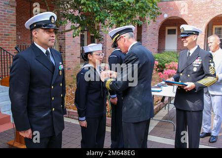 220330-N-PU674-1020 PENSACOLA, FLA. (30 marzo 2022) posteriore ADM. Pete Garvin, comandante, Naval Education and Training Command (NETC), a destra, presenta la Medaglia di commendenza della Marina e del corpo Marino al tecnico dell'attrezzatura di supporto dell'aviazione 1st Classe Beatriz Cruz durante la cerimonia 2021 Military Instructor of the Year (MIOY) nel cortile DELLA SEDE DI NETC. Cruz, un istruttore per il Center for Naval Aviation Technical Training Unit North Island, è stato selezionato come Midgrade arruolato MIOY. Foto Stock