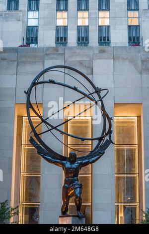 Scultura art deco con il greco god Atlas, che è stato presentato in più film sul viale 5th, New York City, USA Foto Stock