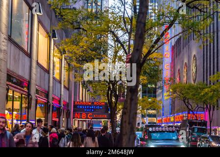 Persone in coda di fronte agli studi NBC, West 50th Street, New York City, USA Foto Stock