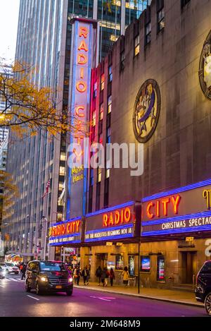 Radio City Music Hall, leggendario teatro Art Déco che ospita lo spettacolare Natale con le Rockettes, concerti e altro ancora, New York City, USA Foto Stock